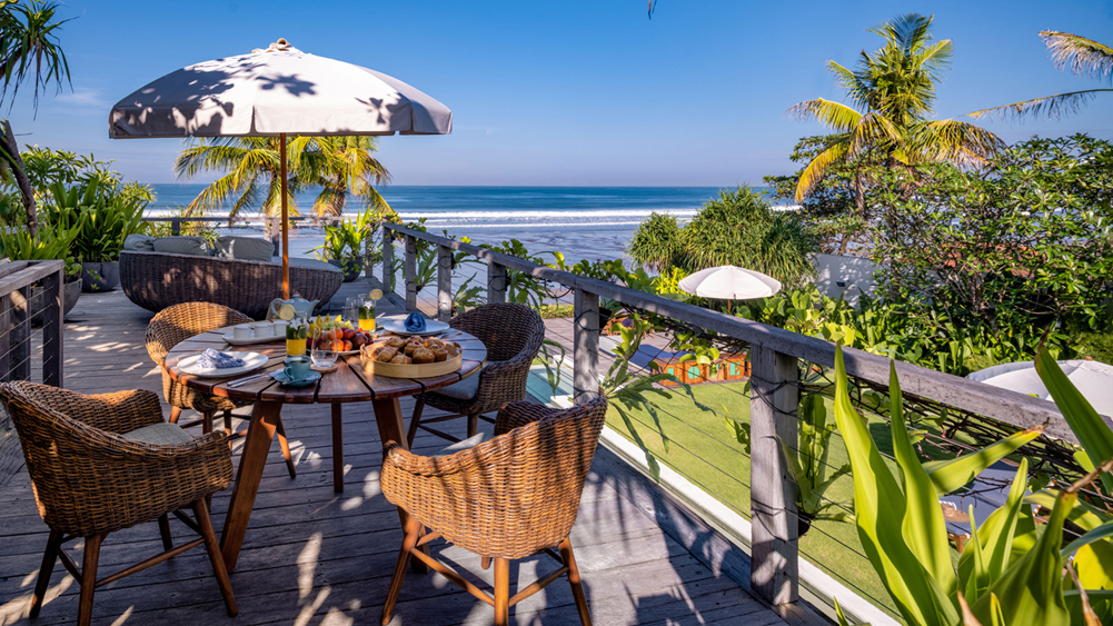 Noku Beach House - Hearty breakfast with seaview